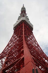 On passe aux pieds de la Tokyo tower